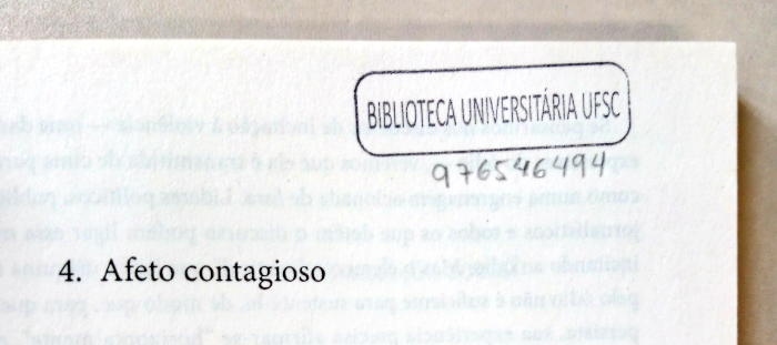 Carimbo "Biblioteca Universitária UFSC" na página 33 acompanhado do código do exemplar.